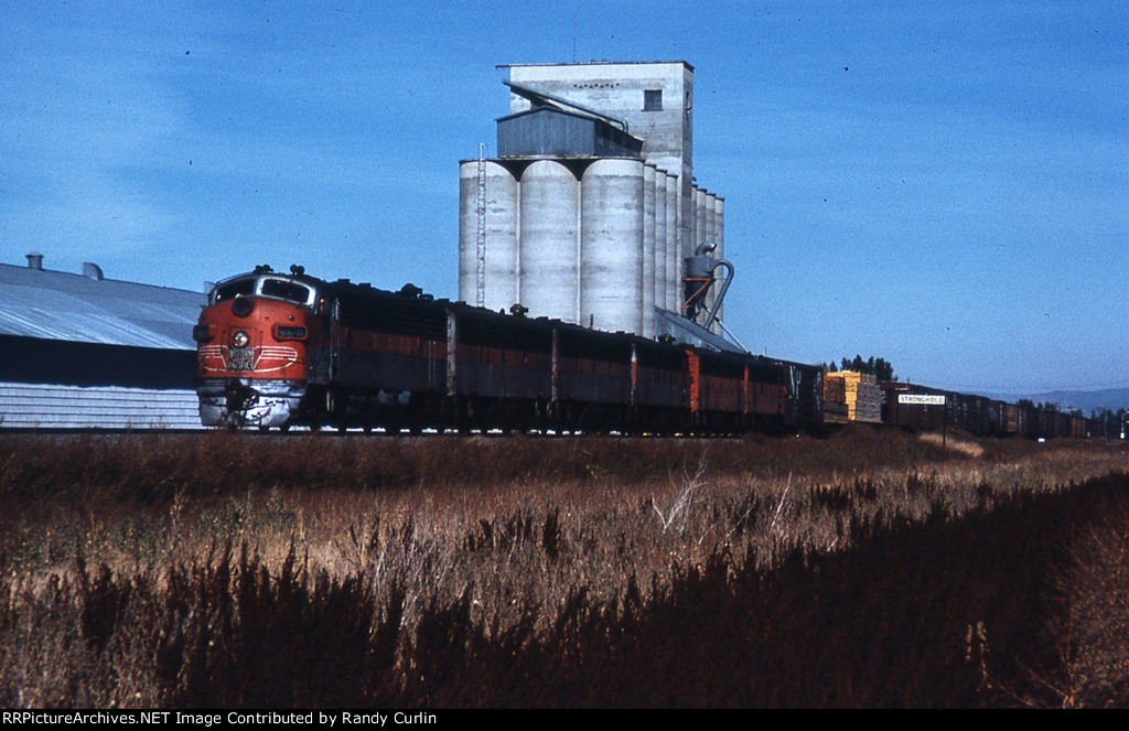 WP 916-D as pool power on Burlington Northern